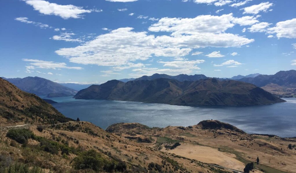 Lake Wanaka surrounded by mountains in New Zealand